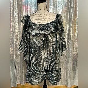 Nice L& B Boutique boho style top. Size 3XL but could comfortably fit a 2XL.